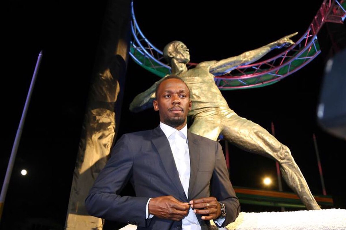 Develan estatua del atleta jamaicano Usain Bolt