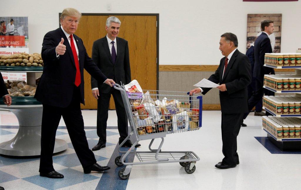 Donald Trump empujó el carrito mientras recorría los pasillos.