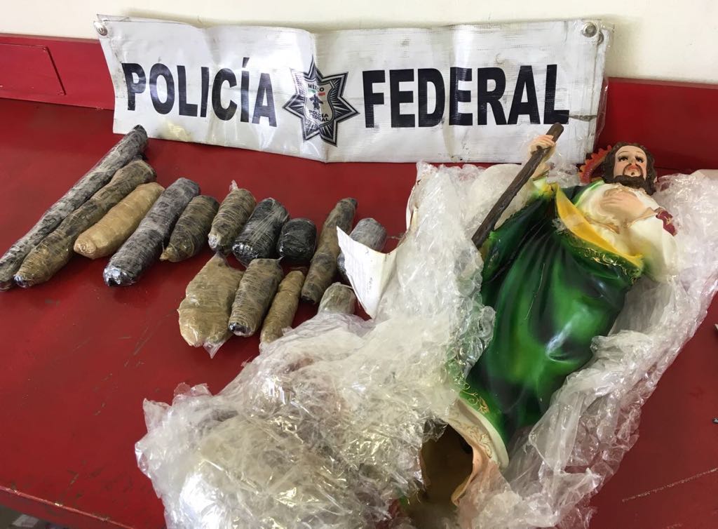 La droga estaba escondida en una figura religiosa de yeso de San Judas Tadeo.