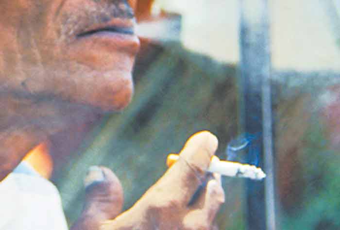 Fumador disfruta su cigarro.