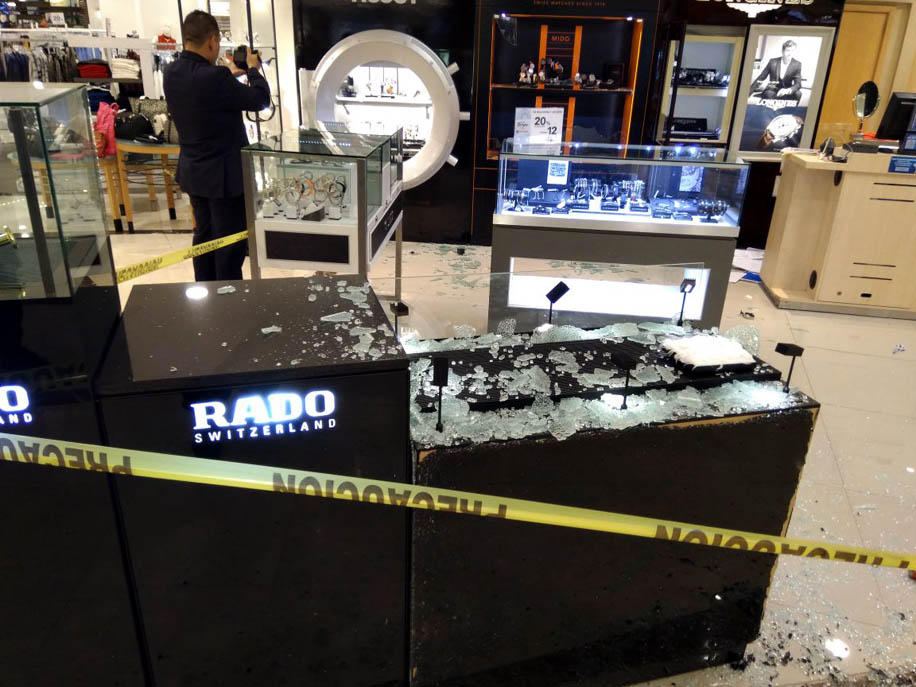 Los ladrones abandonaron las herramientas que usaron para asaltar.