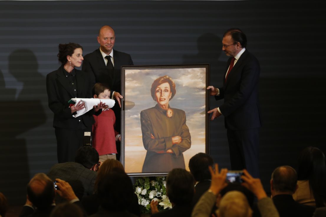 Luis Videgaray entregó a los hijos de Rosario Green una réplica del cuadro de su madre que se encuentra en la galería de cancilleres.