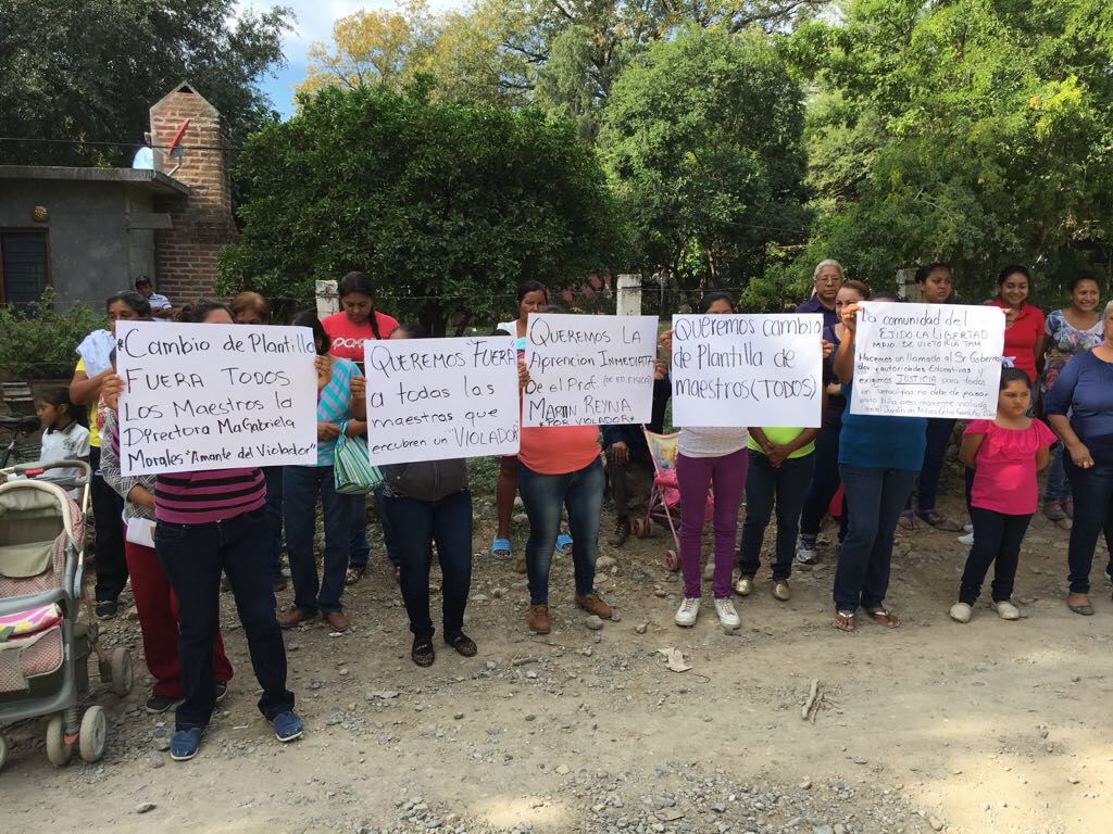 Manifestación de padres de familia.