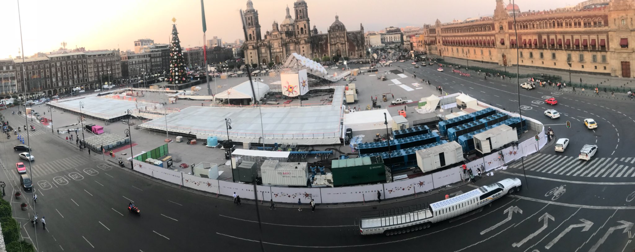 El pasado 27 de noviembre iniciaron los trabajos de la pista de hielo con el montaje.