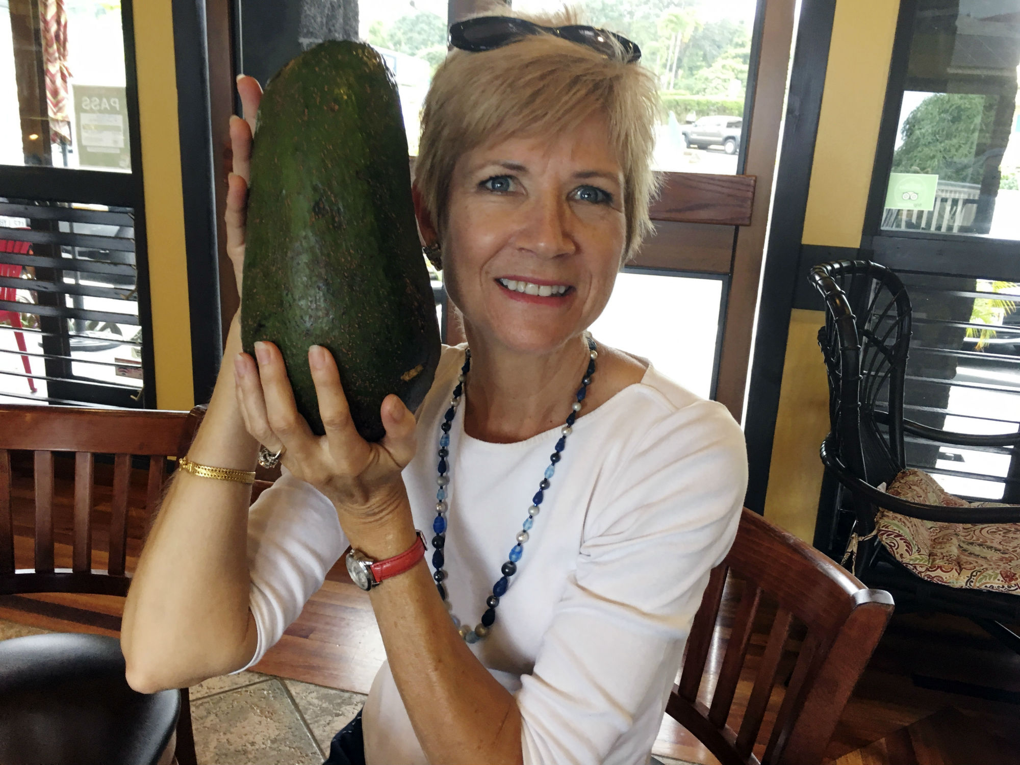 El aguacate estaba debajo de un árbol, cuyas ramas cubrían la calle, de acuerdo con Wang.