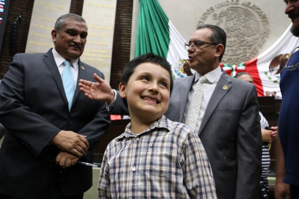 Carlos Antonio Santamaría Díaz, un niño que ha concluido programas especializados para licenciatura y posgrado, en su visita a San Lázaro en 2016.