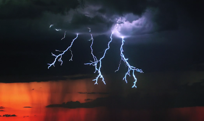Dustin Farrell pasó más de 30 días cazando tormentas eléctricas.