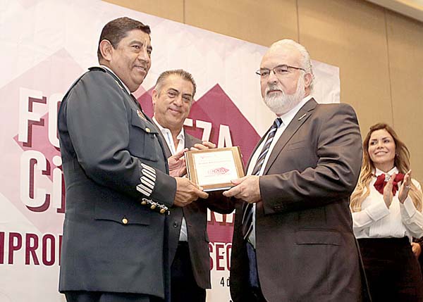 El general Agustín Radilla Suástegui recibió un galardón.