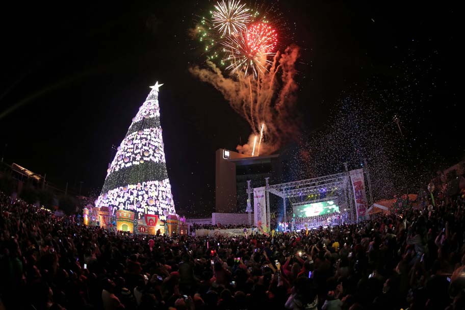 40 mil personas presenciaron el tradicional encendido de pino navideño.