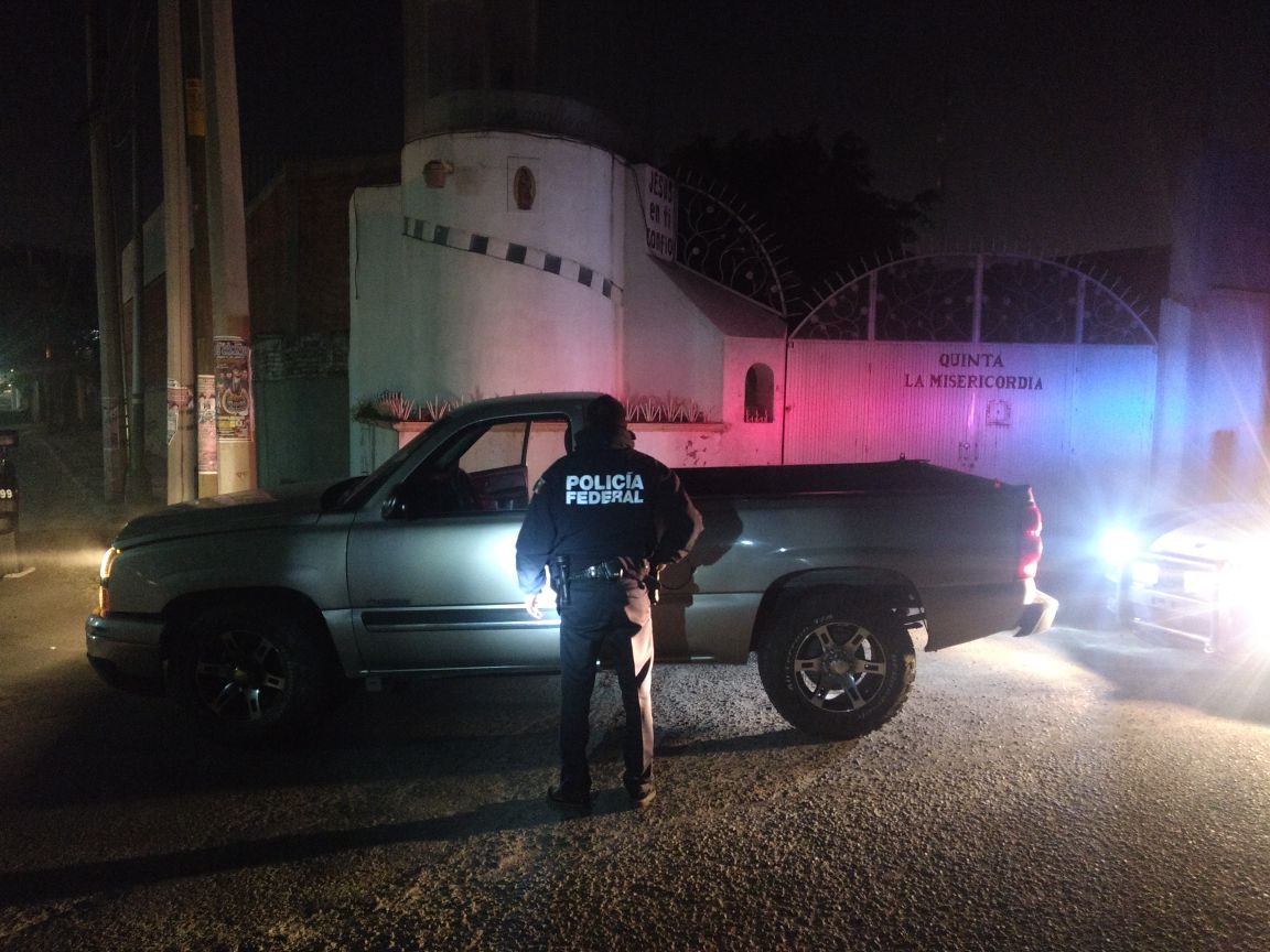 Policía Federal en operativo de vehículos, finca. 