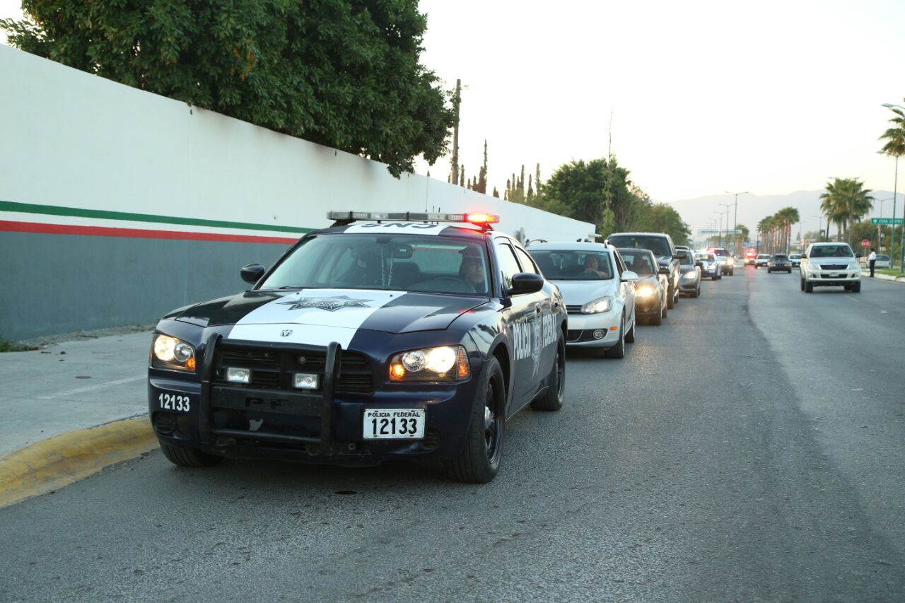 Policías Federales recorren las carreteras en caravana.