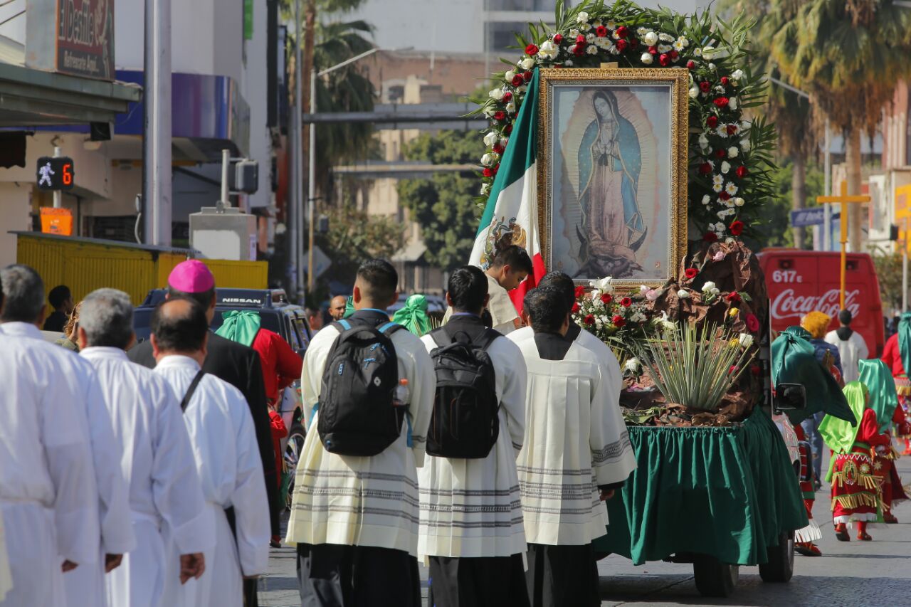 Los sacerdotes hicieron el recorrido por la avenida Juárez, rumbo a la Iglesia de Guadalupe.