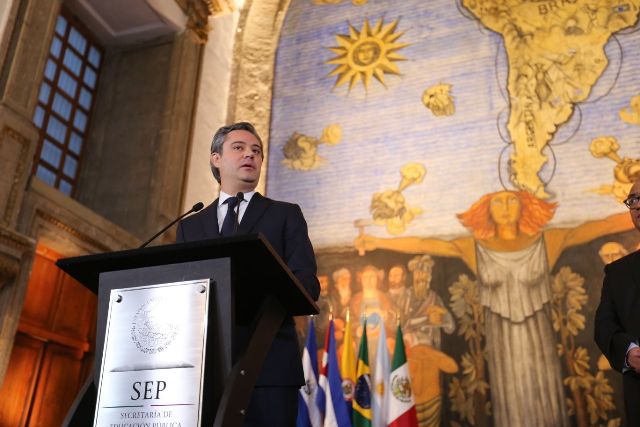 Aurelio Nuño da la bienvenida a Otto Granados a la SEP. 