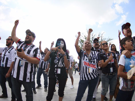 La barra de los Rayados utiliza la Plaza de Toros como punto de encuentro para iniciar caravana al estadio. 