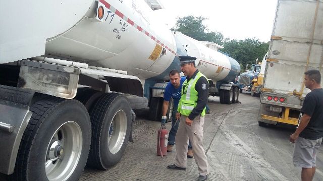 Carambola entre tráiler y pipas