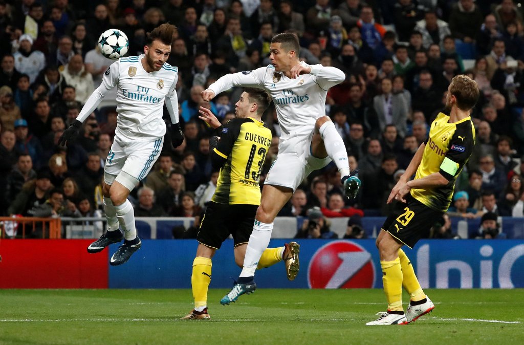 Cristiano Ronaldo buscando el balón ante la marca de jugadores del Dortmund 