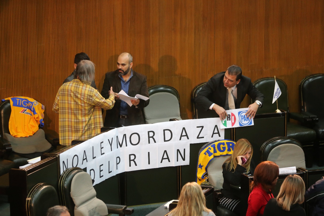 Diputados independientes protestaron con una pancarta que decía "No a la ley mordaza de PRIAN"  .