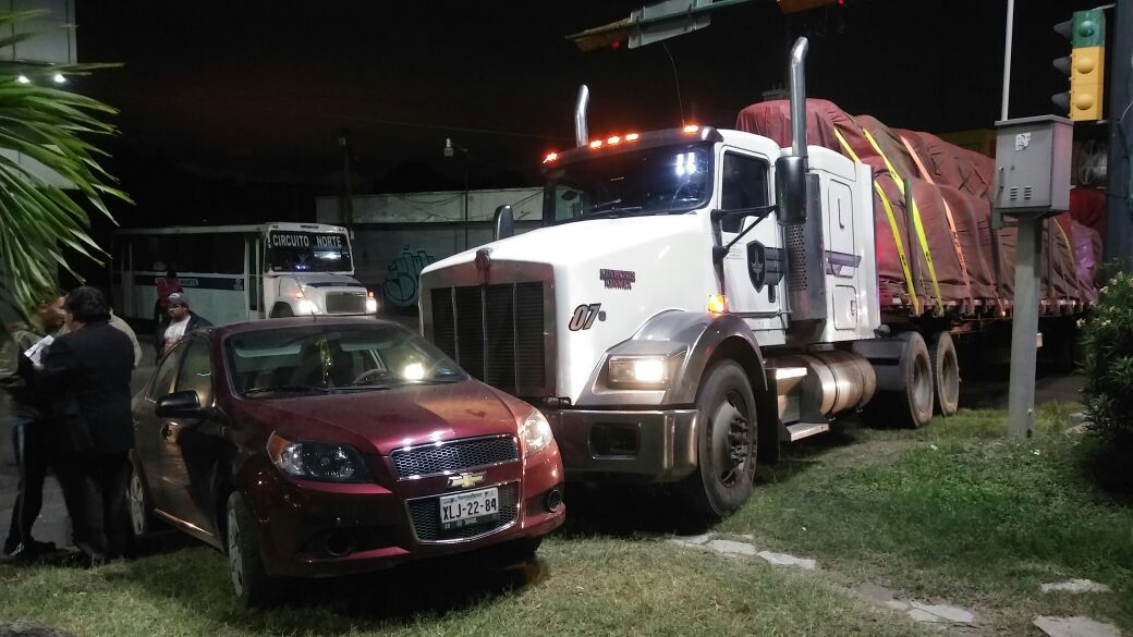  El tráiler impacto al automóvil. 