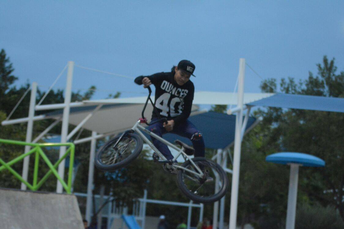 Jóvenes practican deporte extremo.
