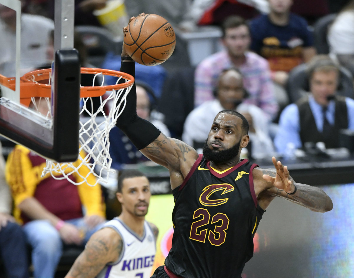 LeBron James lideró a los Cavs al triunfo