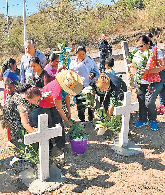 Los afectados por la violencia, en algunos de los sitios donde supieron por última vez de sus parientes. 