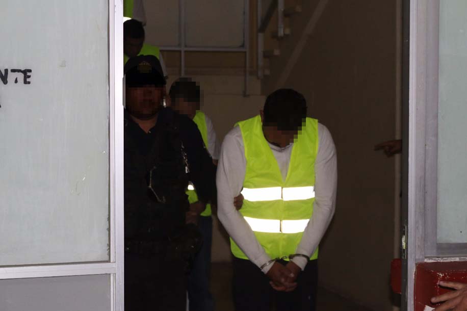 Los cinco detenidos se llevaron electrodomésticos, efectivo y tres autos.