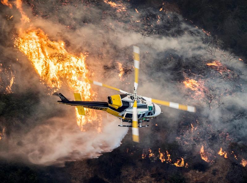 Los helicópteros han trabajado día y noche para apagar los incendios.
