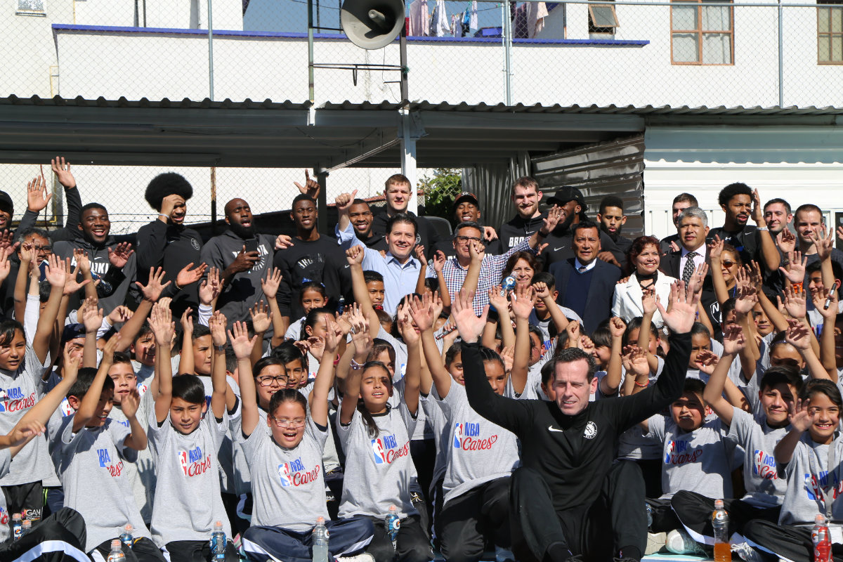 Los Nets de Brooklyn visitaron una escuela primaria en la CdMx