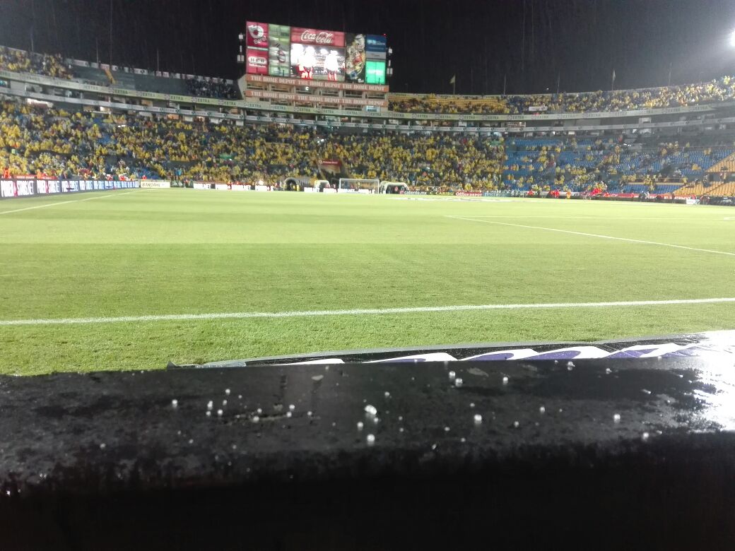 Aguanieve en el Estadio Universitario.