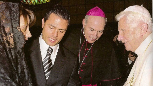 Carlos Aguiar Retes acompañó Peña Nieto, entonces gobernador del Estado de México, a Roma para presentarle al Papa Benedicto XVI a su futura esposa, A