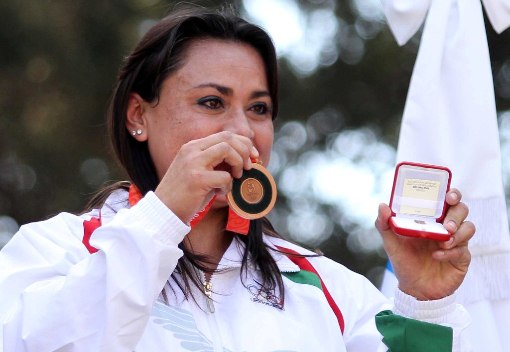 Damaris Aguirre presume su medalla de bronce conseguida en Pekín 2008 