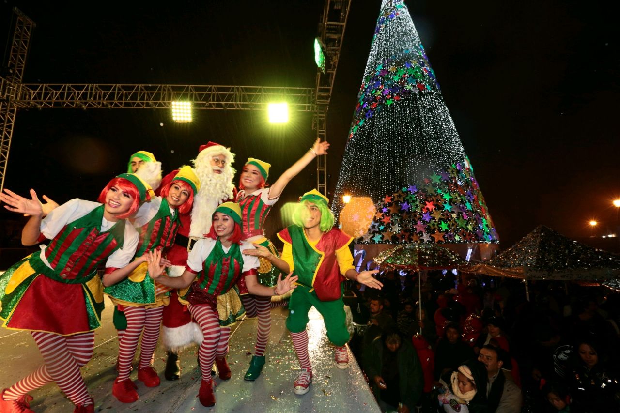 Encendido del pino navideño en Piedras Negras.