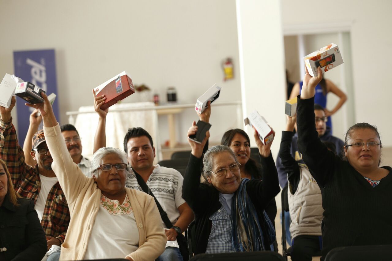 Entrega de celulares en Oaxaca.