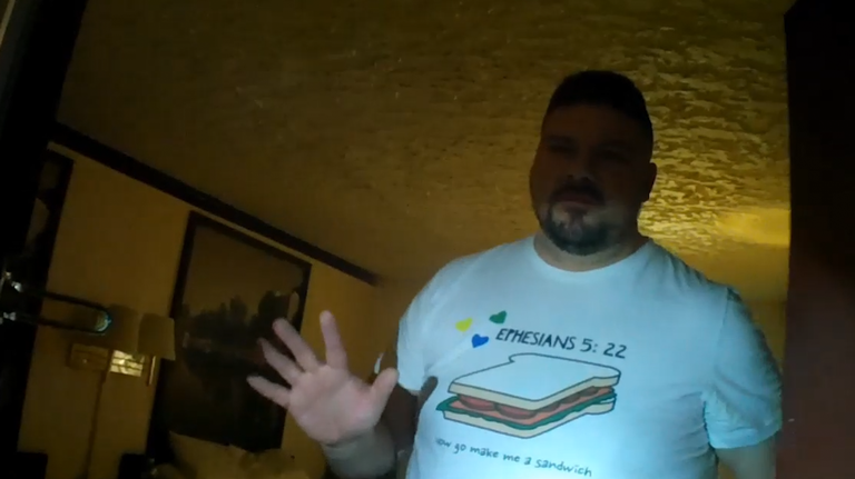 Exhiben a ex senador antigay de EU, Ralph Shortey, hallado en marzo con un joven de 17 años en un motel de Oklahoma. 