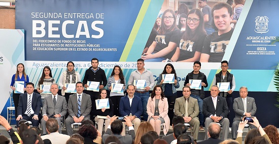 Orozco Sandoval también anunció un programa de becas para estudiar en China y uno más para posgrados.
