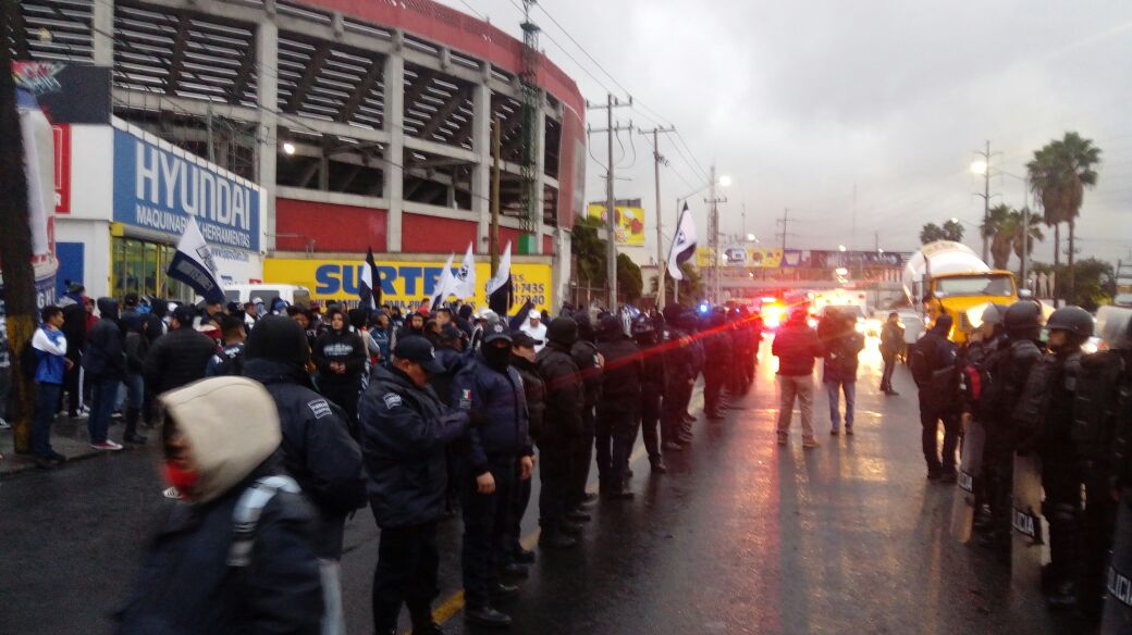 Alrededor de 500 policías y un camión antimotines se encuentran resguardando el sitio. 