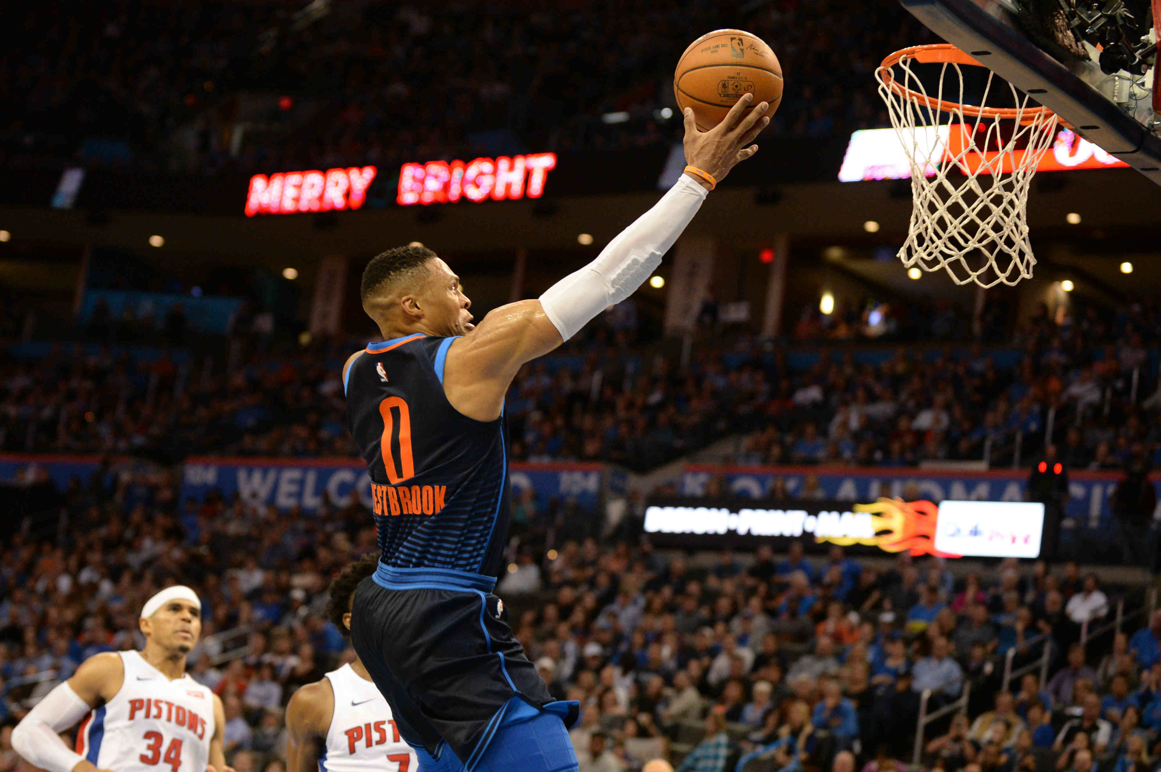 Russell Westbrook anotando con Oklahoma City