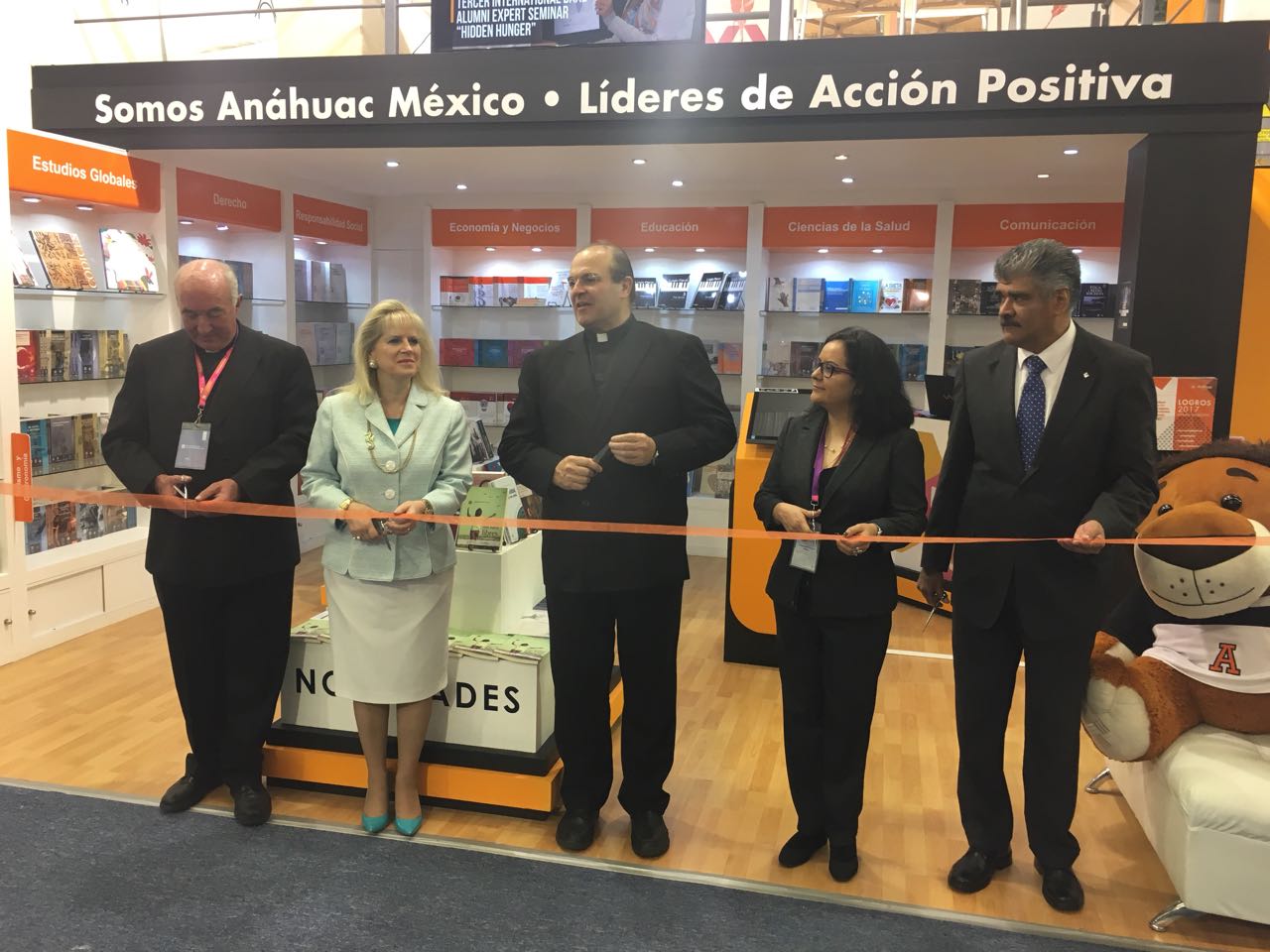 El simbólico corte de listón para inaugurar el stand de la Universidad Anáhuac México en la FIL.