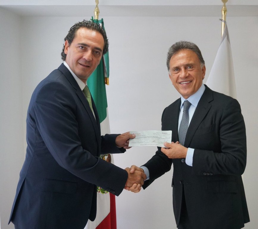 Alberto Elías Beltrán, subprocurador Jurídico y de Asuntos Internacionales, entregó a Yunes el cheque por 40 millones 033 mil pesos. 