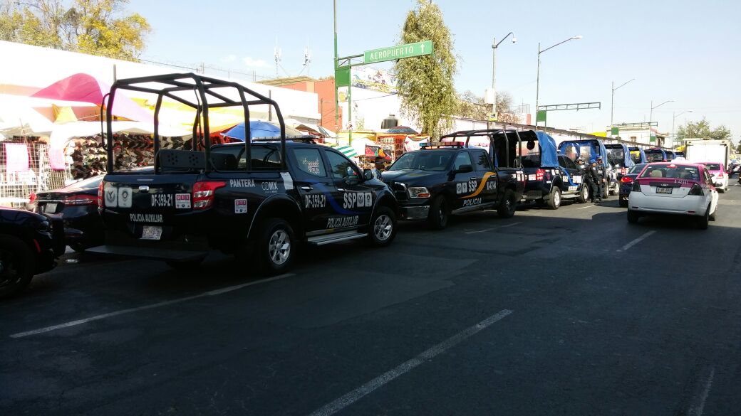 Elementos del cuerpo de granaderos de la SSP local vigilan la zona.