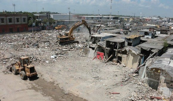 En agosto de 2015 inició la demolición de los mercados.