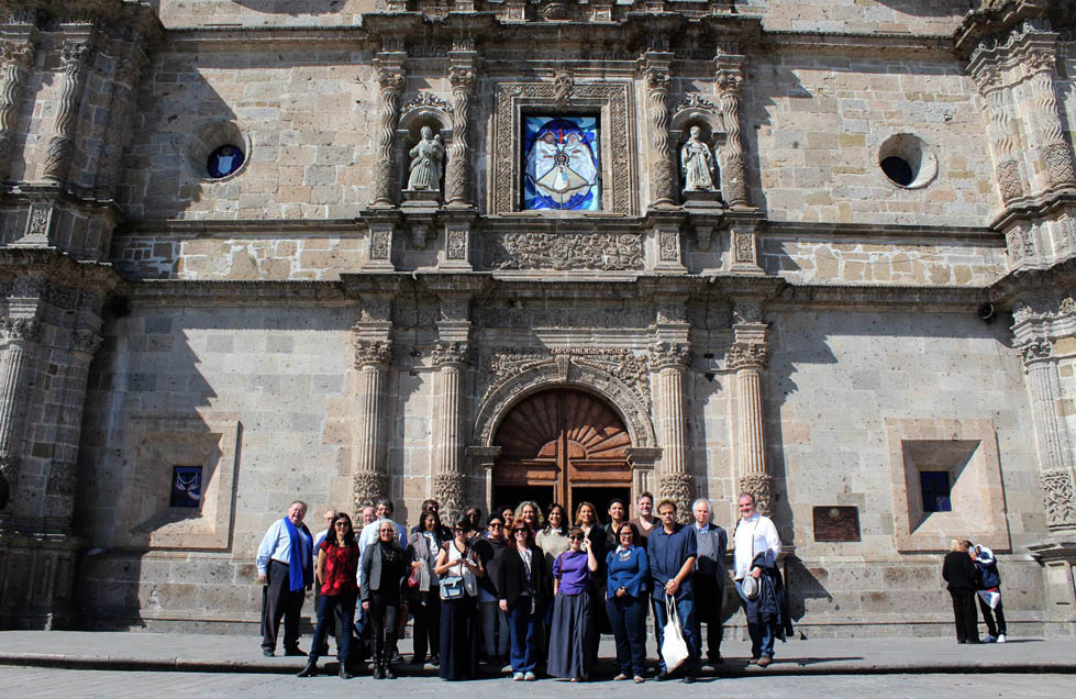 Expertos participantes en el atrio de la Catedral de Zapopan.