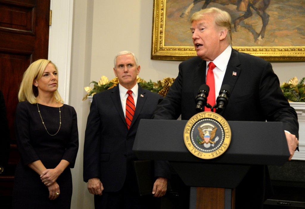Tras felicitar a la nueva secretaria de Seguridad Nacional, Trump explicó que Estados Unidos necesita ser "duro en la frontera".