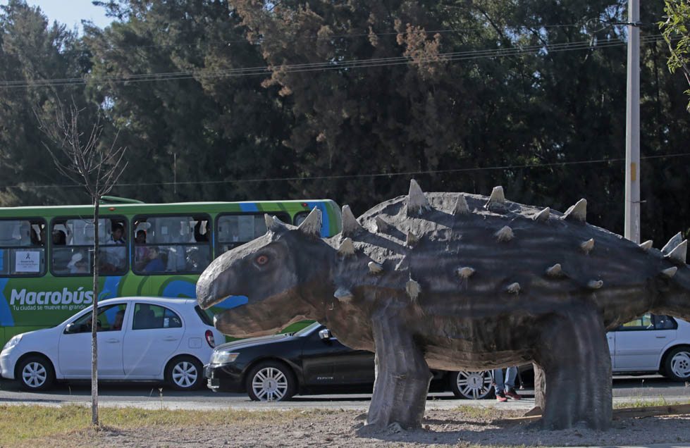Instalan primeras dos figuras de 39 en el Paseo de la Fauna Mexicana.