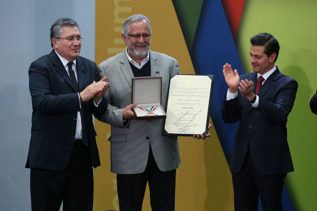 El presidente entregó el Premio Nacional de Derechos Humanos a Miguel Álvarez Gándara.