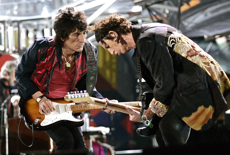 Ron Wood y Keith Richards en un cara a cara durante un concierto en Brasil.