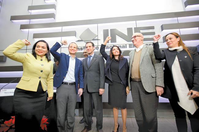 AN, PRD y MC registraron anoche Por México al Frente, “coalición con la que derrotarán al PRI en 2018”. 