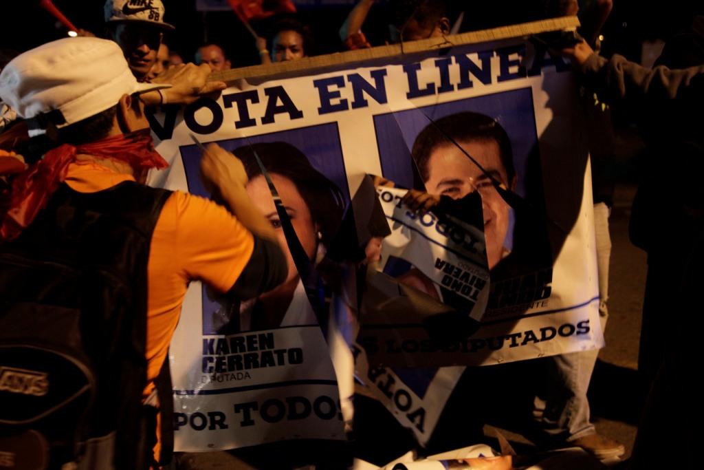 El candidato de la oposición y su equipo de campaña entregaron la documentación apenas unos minutos antes de que venciera el plazo.