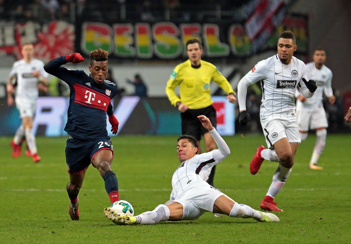 Carlos Salcedo disputó los 90 minutos en la derrota del Eintracht Frankfurt