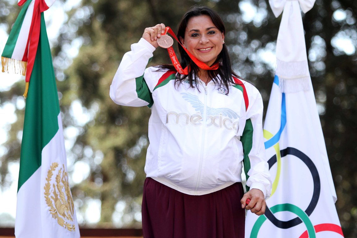 Damaris Aguirre recibe su medalla olímpica de Pekín 2008